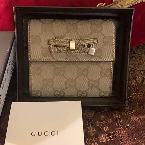 Authentic Gucci GG trifold bow wallet - Picture 2 of 14